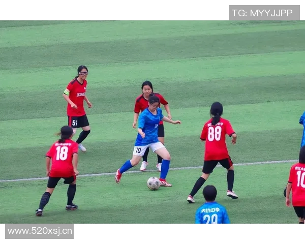 足球明星调皮捣蛋拽女孩辫子引发热议网友纷纷点赞互动趣味十足